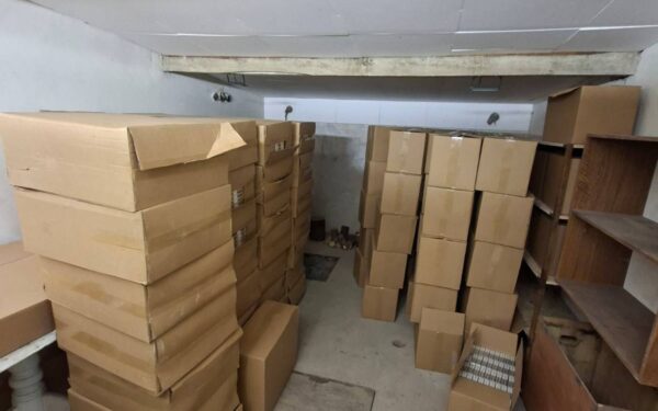 Kontrabandininkų planas žlugo: rūsyje rastas didžiulis cigarečių kiekis