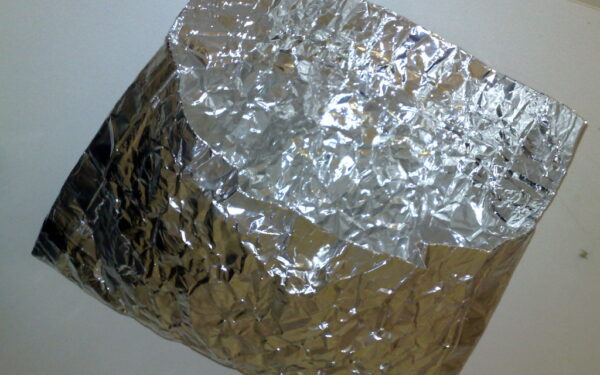 Kenkėjai ir paukščiai aplenks jūsų sodą: kodėl ant augalų verta kabinti foliją?