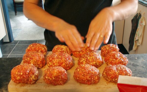 Mėsa nebus sausa ir kieta: sužinokite, koks paprastas triukas užrakina kotletų sultingumą