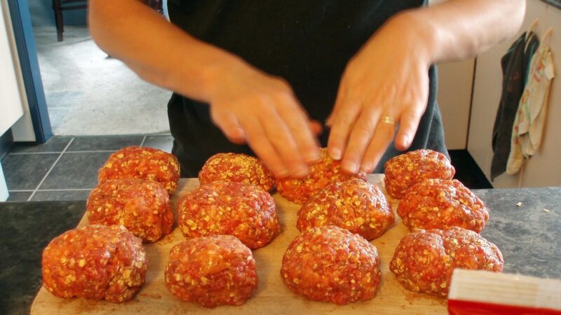 Mėsa nebus sausa ir kieta: sužinokite, koks paprastas triukas užrakina kotletų sultingumą