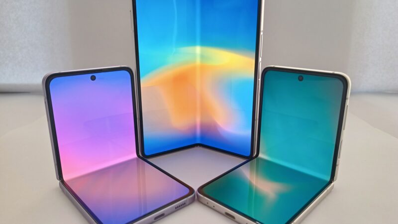 Svajojate apie sulankstomą telefoną? „Samsung” pristato pigesnį „Galaxy Z Flip” modelis su netikėtu dizaino sprendimu