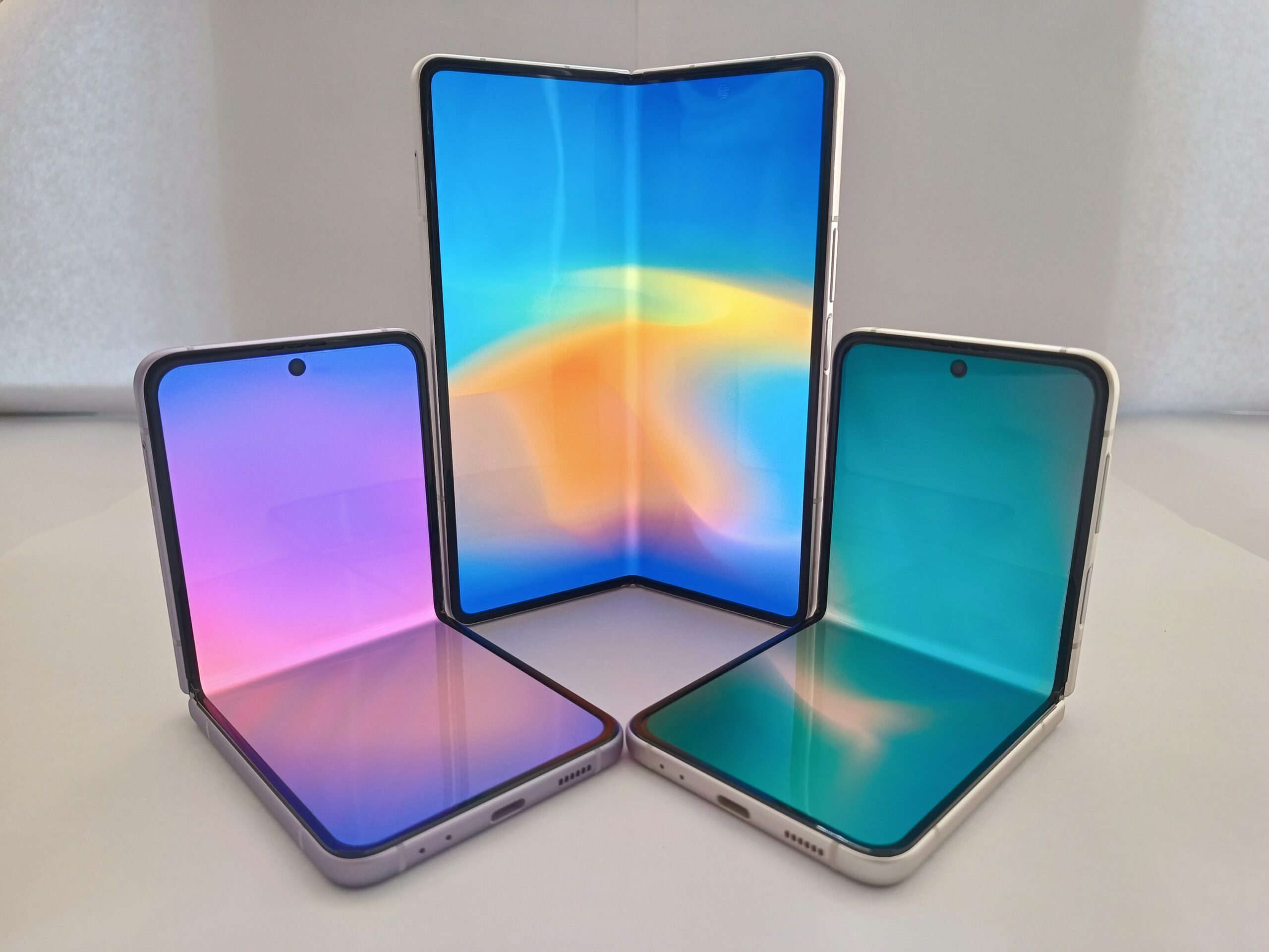 Svajojate apie sulankstomą telefoną? „Samsung” pristato pigesnį „Galaxy Z Flip” modelis su netikėtu dizaino sprendimu