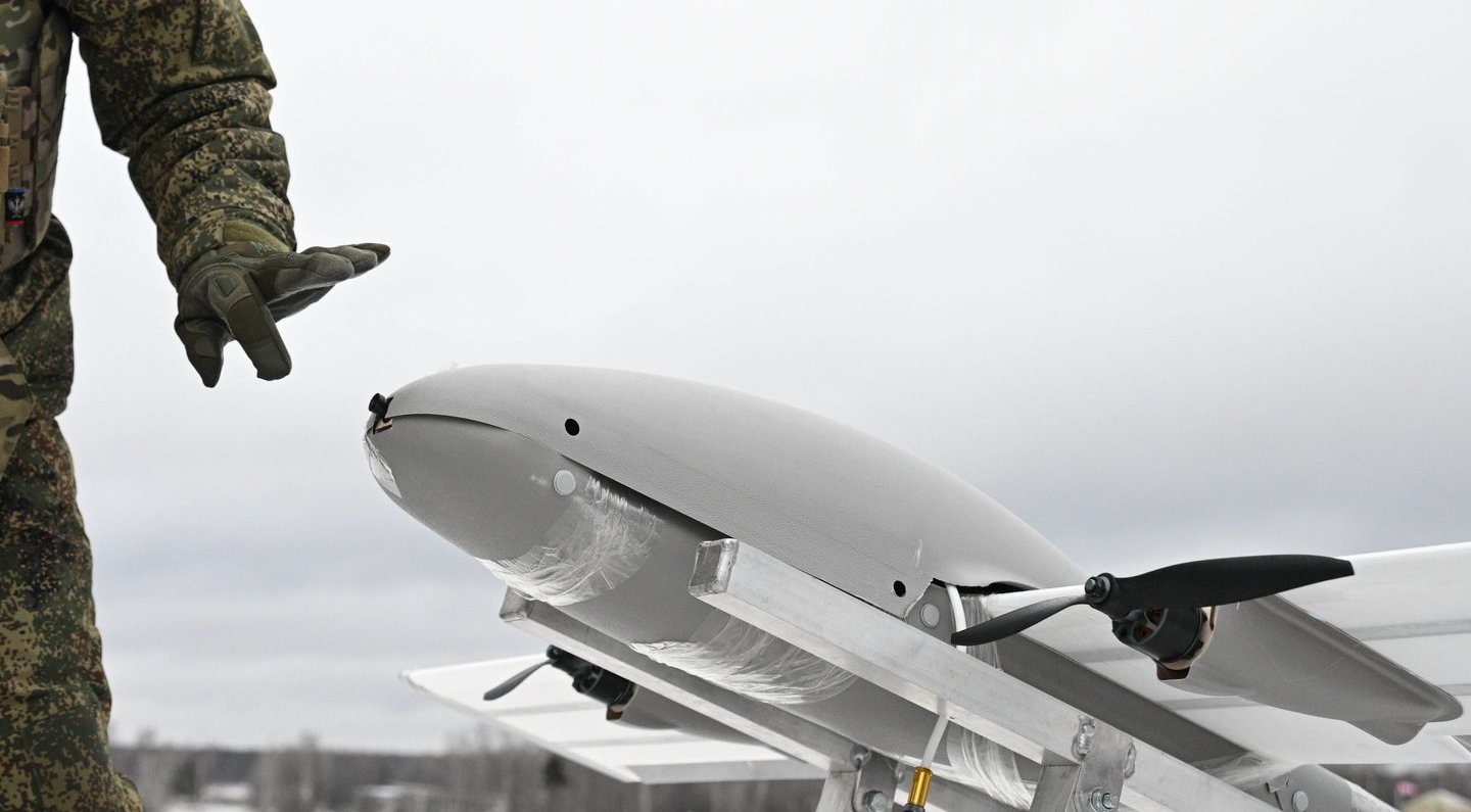 Tai keičia oro smūgių taktiką fronte: Rusija plečia pigių kovinių dronų gamybą ir diegia „Starlink“
