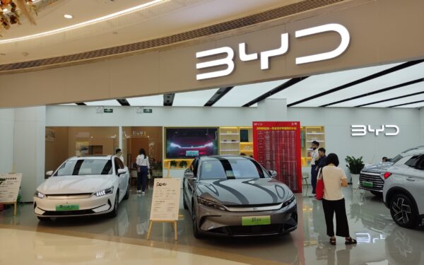 „Tesla“ lieka už nugaros: sužinokite, kokį galingą kroviklį elektromobiliams sukūrė „BYD“