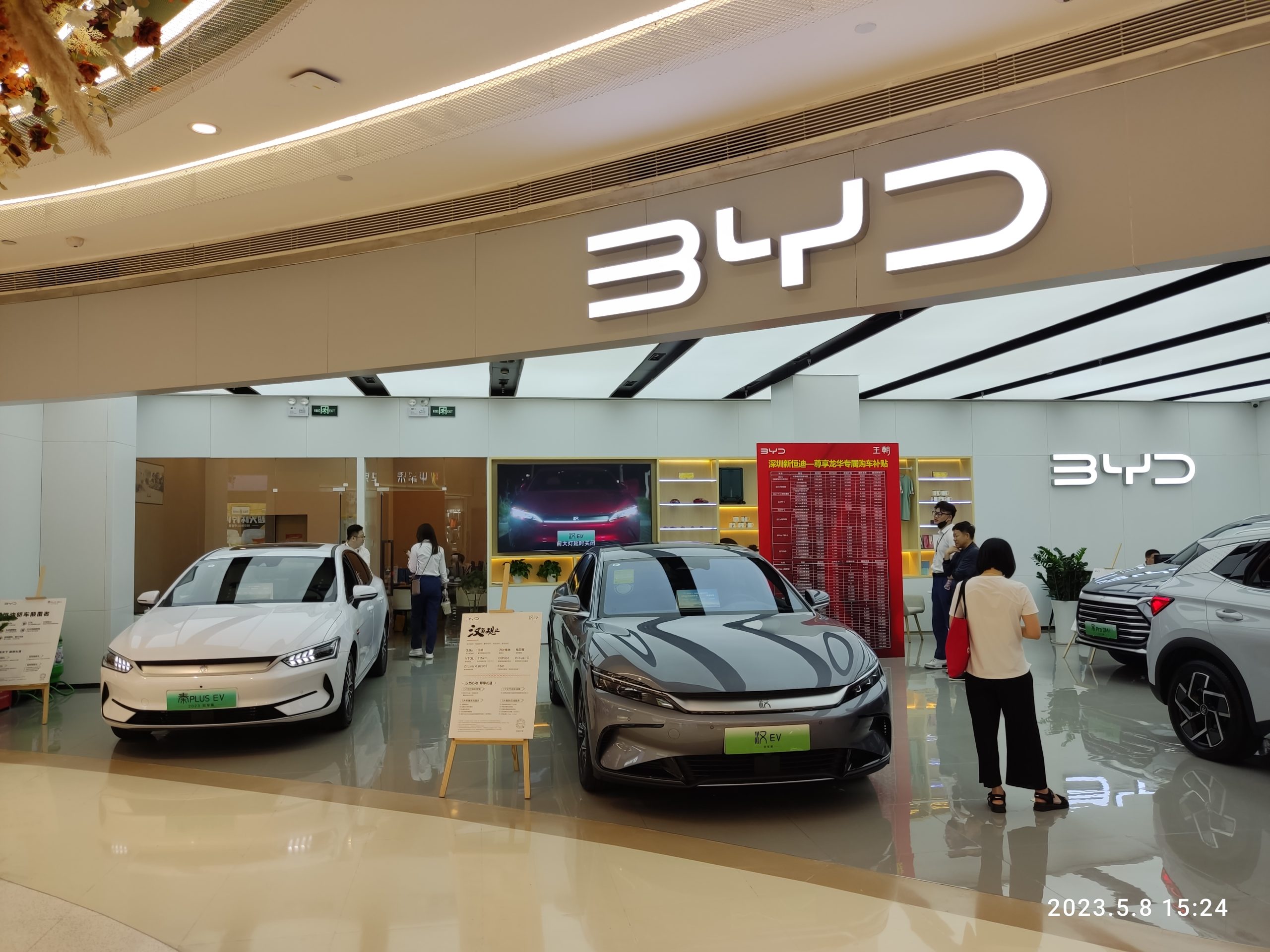 „Tesla“ lieka už nugaros: sužinokite, kokį galingą kroviklį elektromobiliams sukūrė „BYD“