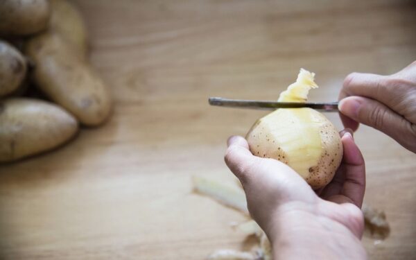 Močiutės laikų virtuvės paslaptis: sužinokite, kaip greitai nulupti bulves