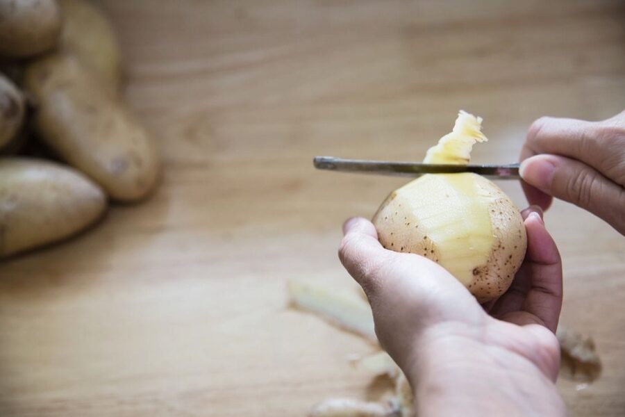 Močiutės laikų virtuvės paslaptis: sužinokite, kaip greitai nulupti bulves