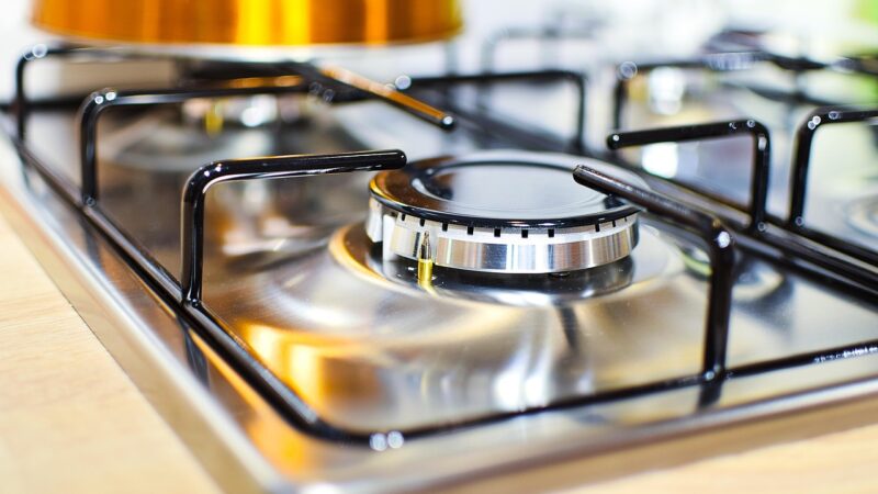 Pamirškite brangią chemiją: paprastas produktas iš virtuvės spintelės nuvalys visus riebalus