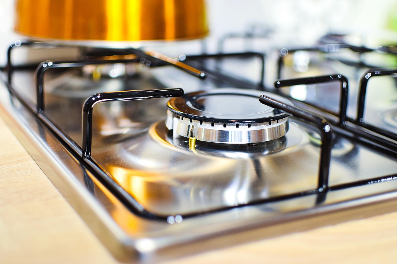 Pamirškite brangią chemiją: paprastas produktas iš virtuvės spintelės nuvalys visus riebalus