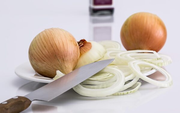 Pamirškite ašaras virtuvėje: štai ką reikia daryti prieš pjaustant svogūną