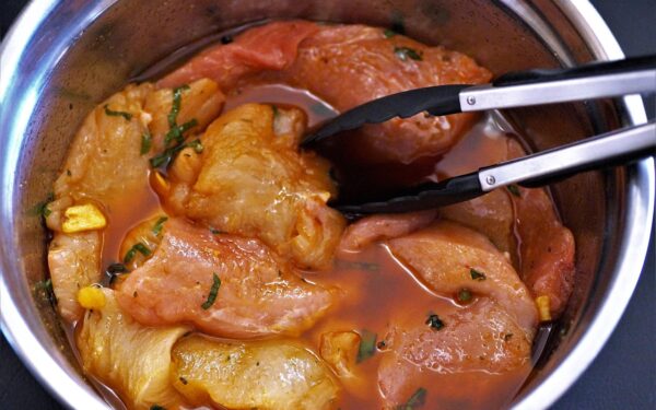 Uošvienė atskleidė triuką: viena gudrybė su soda paverčia mėsą itin sultinga