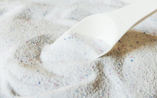 Metate pinigus į kanalizaciją: meistrai atskleidė, kada iš tiesų reikia berti skalbimo miltelius