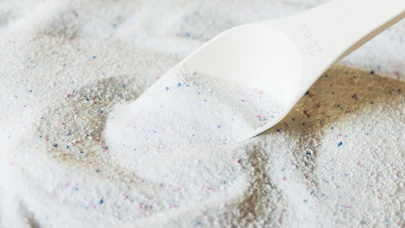 Metate pinigus į kanalizaciją: meistrai atskleidė, kada iš tiesų reikia berti skalbimo miltelius