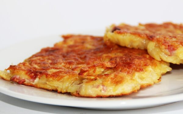 Traškūs bulviniai blynai be kalno aliejaus: šis paprastas būdas perpus sumažina kalorijas