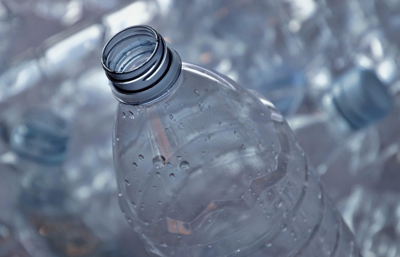 Neišmeskite plastikinių butelių: viena meistriška gudrybė pakeis jūsų dirbtuves amžiams