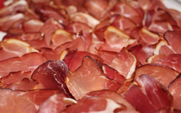Pamirškite brangų „Prosciutto”: štai kaip patiems pasigaminti vytintą mėsą be jokių priedų