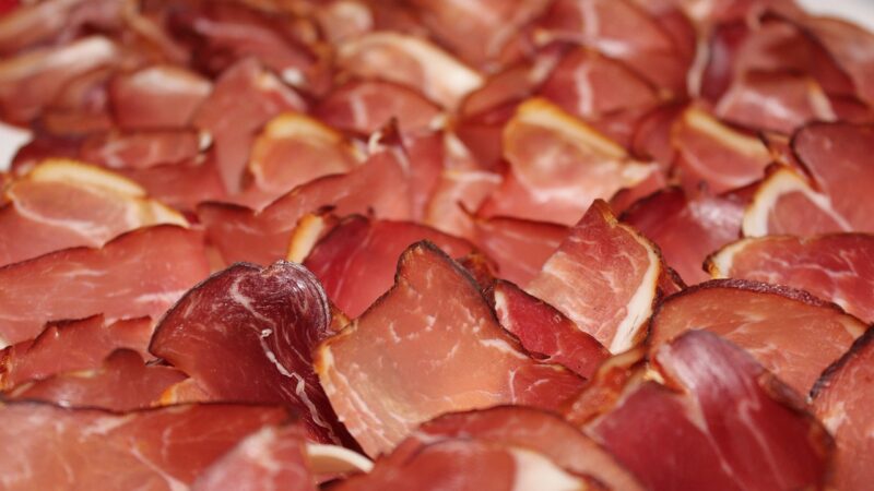Pamirškite brangų „Prosciutto”: štai kaip patiems pasigaminti vytintą mėsą be jokių priedų