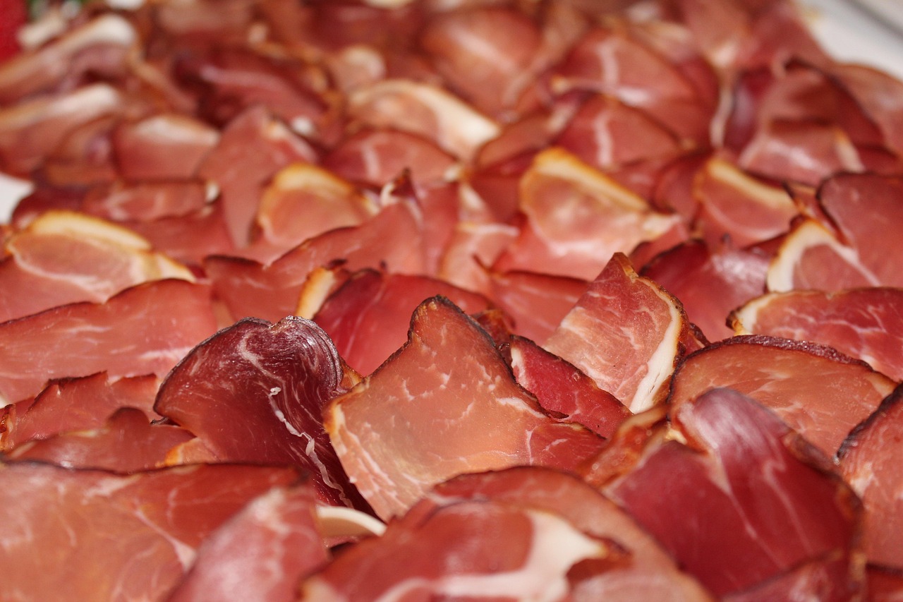 Pamirškite brangų „Prosciutto”: štai kaip patiems pasigaminti vytintą mėsą be jokių priedų