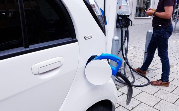 Pardavimai krenta, bet stotelių daugėja: sužinokite, kodėl elektromobilių bumas vis tiek nesustos