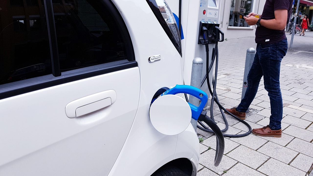 Pardavimai krenta, bet stotelių daugėja: sužinokite, kodėl elektromobilių bumas vis tiek nesustos