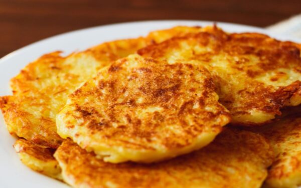 Genialus tarkuotų bulvių triukas – įdėkite šį prieskonį ir blynai bus itin traškūs