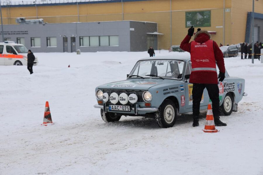 Veteranai vėl susitiko trasoje: kalėdinis slalomas vyko apsnigtose Akademijos aikštelėse