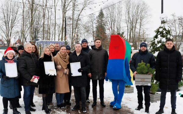 Jonavos kalėdinių eglučių miestelio kūrėjams – netikėtos dovanos ir staigmenos