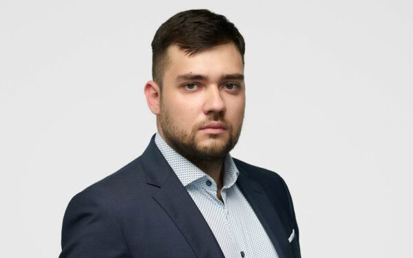 Daugiabučių gyventojai pyksta, bet ne visi teisūs: kas iš tikrųjų privalo valyti sniegą?