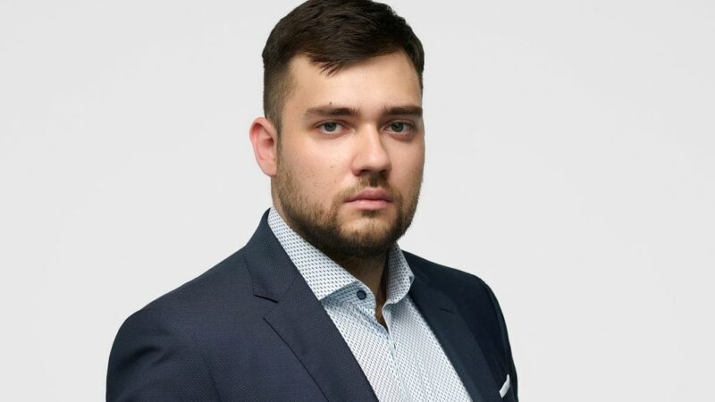 Daugiabučių gyventojai pyksta, bet ne visi teisūs: kas iš tikrųjų privalo valyti sniegą?