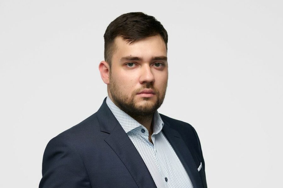 Daugiabučių gyventojai pyksta, bet ne visi teisūs: kas iš tikrųjų privalo valyti sniegą?