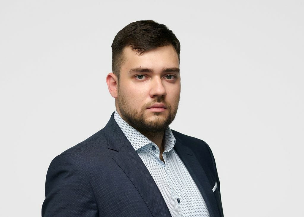 Daugiabučių gyventojai pyksta, bet ne visi teisūs: kas iš tikrųjų privalo valyti sniegą?