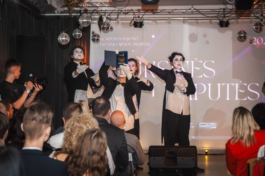 Įteiktos „Auksinės lemputės“: pagerbti veikliausi Klaipėdos rajono jaunuoliai