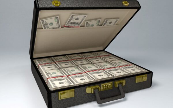 Holivudo verta scena Tokijuje: vagys paspruko su lagaminais, pilnais pinigų