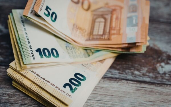 Į namus atėjusiam sukčiui moteris atidavė 10,5 tūkst. eurų