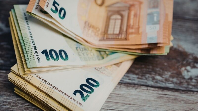 Į namus atėjusiam sukčiui moteris atidavė 10,5 tūkst. eurų