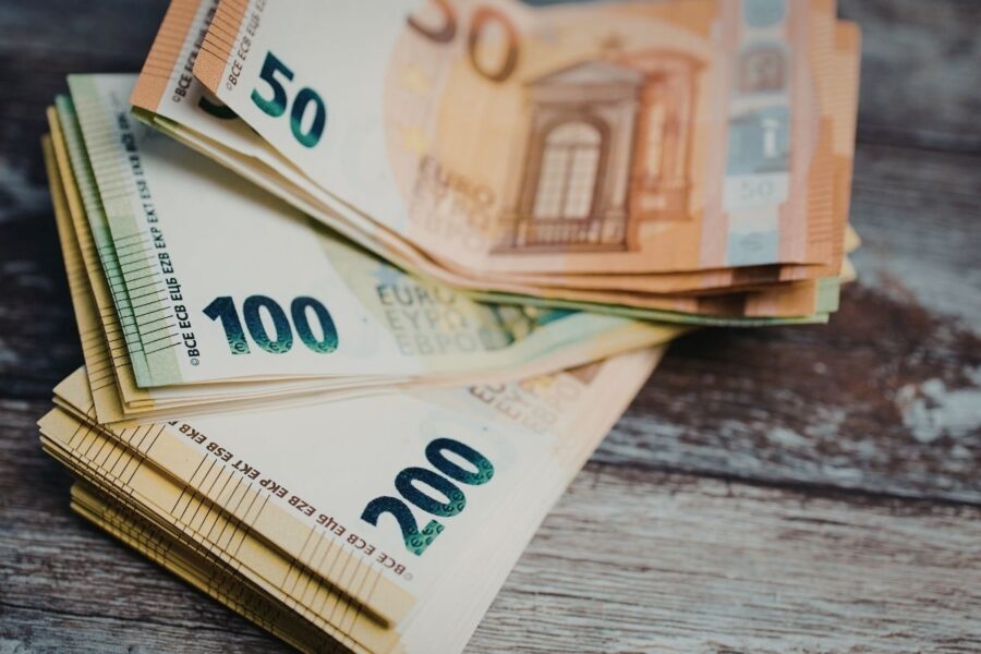 Į namus atėjusiam sukčiui moteris atidavė 10,5 tūkst. eurų