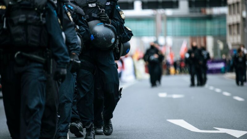 Protestuotojo mirtis peraugo į politinį skandalą JAV: du agentai laikinai nušalinti