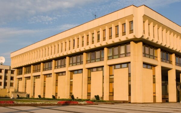 54 politikai ir jų sutuoktiniai pernai valdė 109 žiniasklaidos priemones