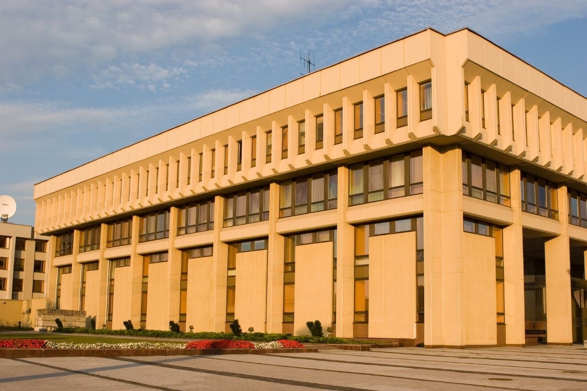 54 politikai ir jų sutuoktiniai pernai valdė 109 žiniasklaidos priemones