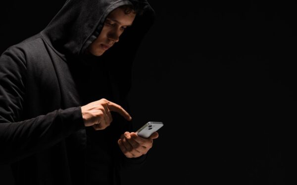 Apgavo apsimesdami pareigūnais: Klaipėdoje du žmonės liko be visų savo santaupų