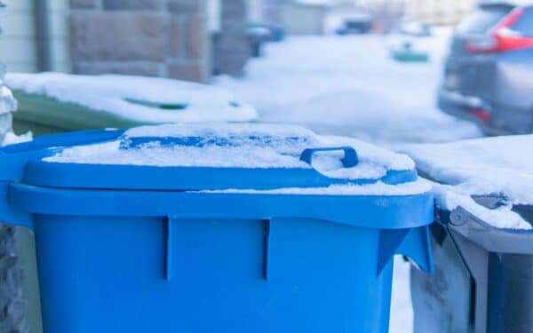 Sniegas paralyžiavo atliekų išvežimą: kai kur šiukšlės liks prie namų
