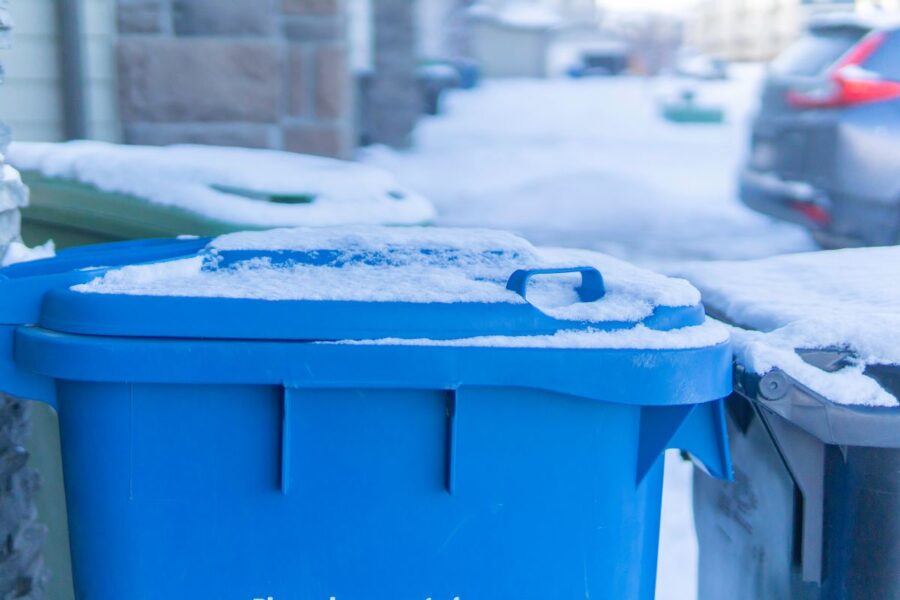 Sniegas paralyžiavo atliekų išvežimą: kai kur šiukšlės liks prie namų