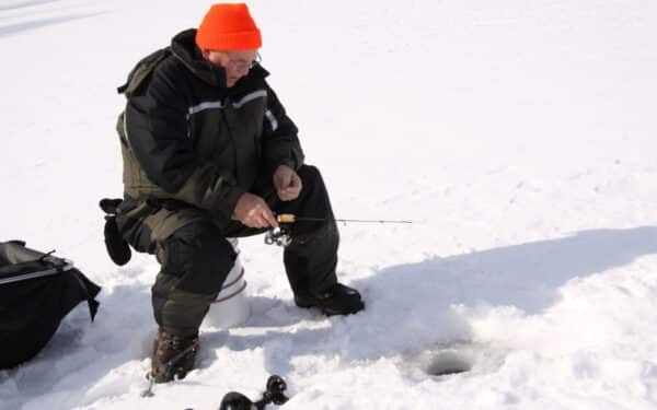 Ugniagesiai siunčia griežtą įspėjimą žvejams: kodėl lipimas ant ledo gali baigtis fatališkai?