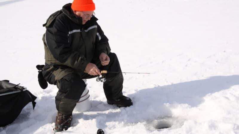 Ugniagesiai siunčia griežtą įspėjimą žvejams: kodėl lipimas ant ledo gali baigtis fatališkai?