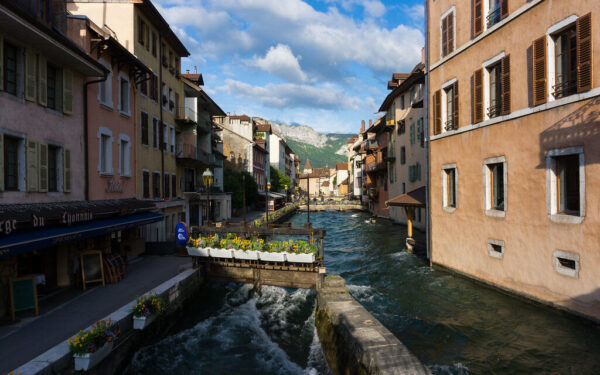 Prancūzijos Venecija Alpėse: kodėl šis miestas ant vandens pakeri kiekvieną?