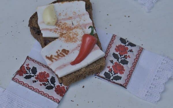 Senovinis ukrainietiškas lašinių receptas sūryme, kurį pavyks pagaminti net pradedantiesiems