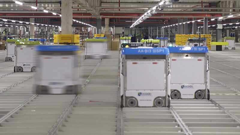 Milžiniškas smūgis „Ocado“: tūkstantis darbuotojų gatvėje, o akcijos pasiekė dugną