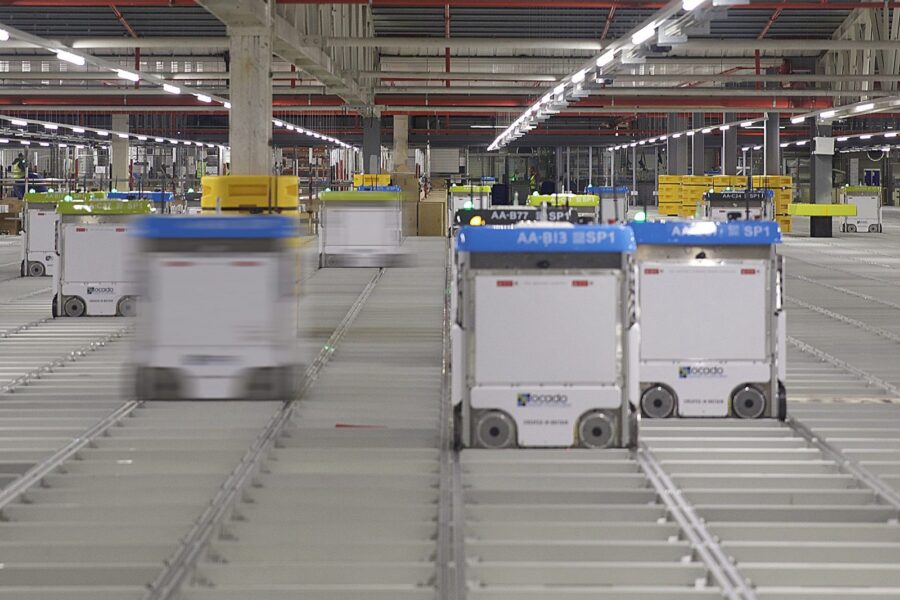 Milžiniškas smūgis „Ocado“: tūkstantis darbuotojų gatvėje, o akcijos pasiekė dugną