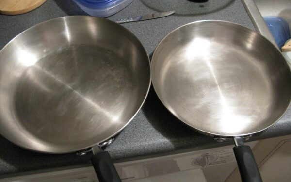 Pamirškite varginantį šveitimą: vos per 10 minučių prikelsite senas keptuves naujam gyvenimui