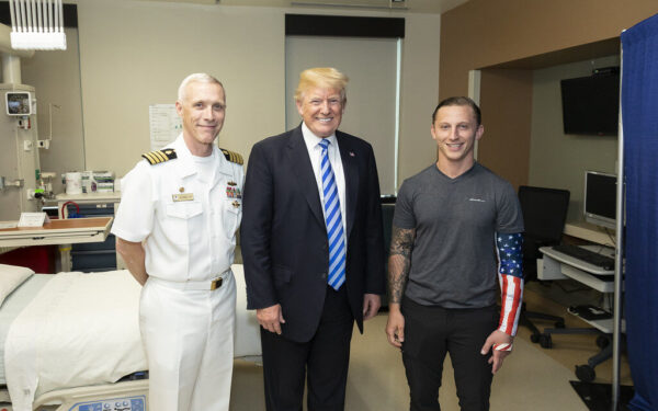 Įtampos fone – netikėtas Trumpo pareiškimas: Rusija gali tiekti naftą Kubai